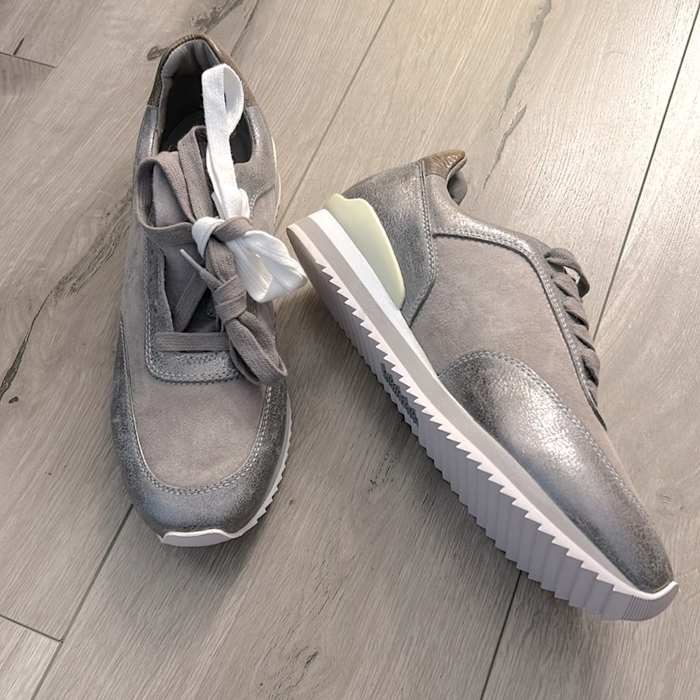 New Johnston & Murphy Gray + White Silver Athletic Lace Up Sneakers - Picture 5 of 17